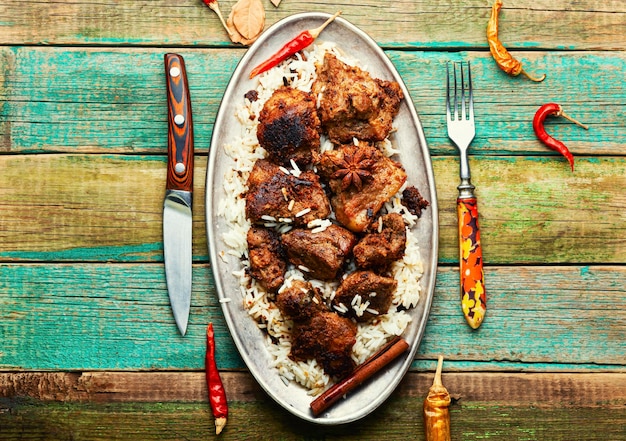 Würziges Vindaloo-Fleisch mit Reis Schweinefleisch gekocht in würziger Knoblauchsauce