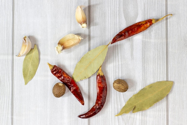 Würzt Knoblauch und Chili auf einer hellgrauen hölzernen Hintergrundnahaufnahme