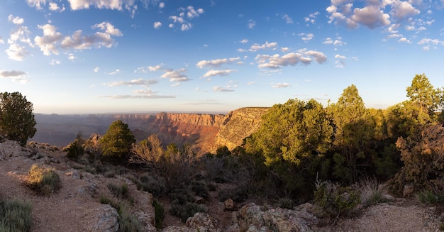 Wüste felsiger Berg amerikanische Landschaft bewölkter sonniger Himmel