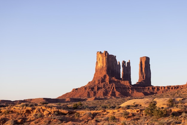 Wüste felsiger Berg amerikanische Landschaft morgens sonniger Sonnenaufgang