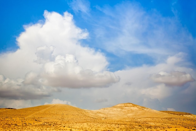 Wüste mit bewölktem Himmel in Israel