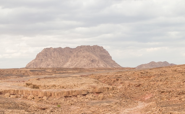 Wüste, rote Berge, Felsen und bewölkter Himmel. Ägypten, Farbschlucht.