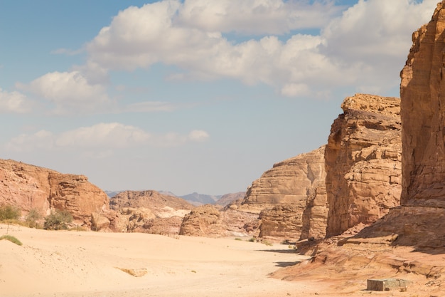 Wüste, rote Berge, Felsen und blauer Himmel. Ägypten, die Sinai-Halbinsel.