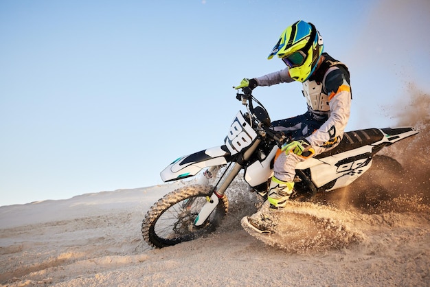 Wüsten-Moto-Cross oder Sport-Abenteuer-Athlet im Sand für Training oder Geschwindigkeit Reisen Sie Schmutz und Fahrrad mit der Energie des Menschen in Dubai Rennen auf Schmutz mit Herausforderung und Sportfitness mit Freiheit