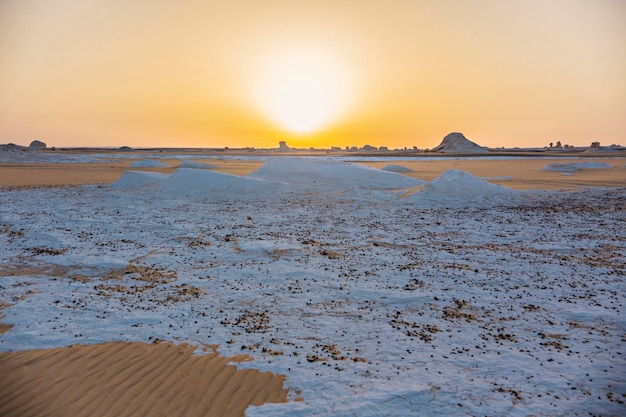 Wüstenlandschaft in Ägypten. Weiße Wüste in Ägypten (Farafra). Weiße Steine und gelber Sand.