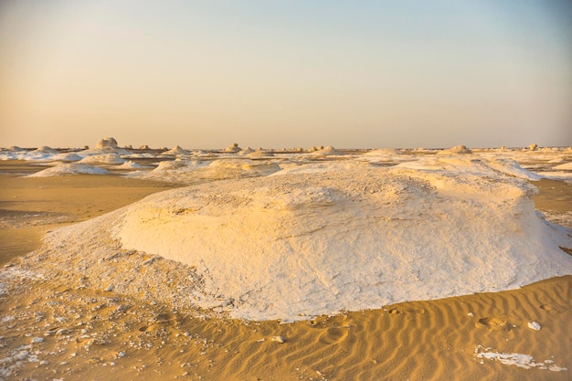 Wüstenlandschaft in Ägypten. Weiße Wüste in Ägypten (Farafra). Weiße Steine und gelber Sand.