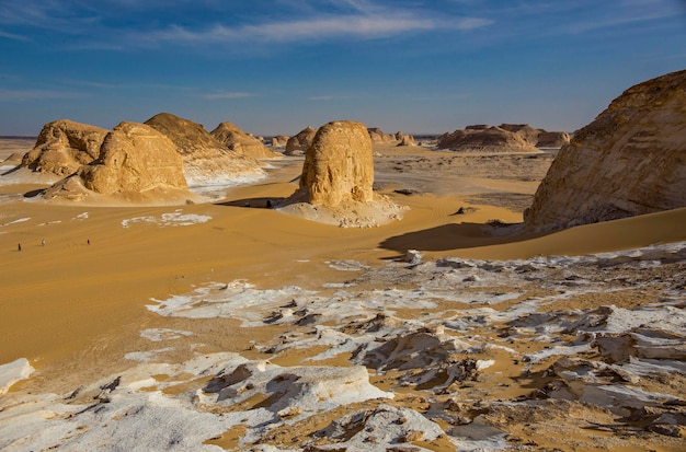 Wüstenlandschaft in Ägypten. Weiße Wüste in Ägypten Farafra. Weiße Steine und gelber Sand.