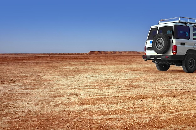 Wüstensafari-Geländewagen mitten in der Sahara-Wüste Tunesien