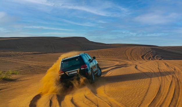 Foto wüstensafari mit geländefahrzeugen sandy clubs rotgelber sand