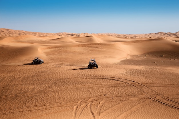 Wüstensanddünen von Dubai mit zwei Quad-Buggy-Fahrrädern