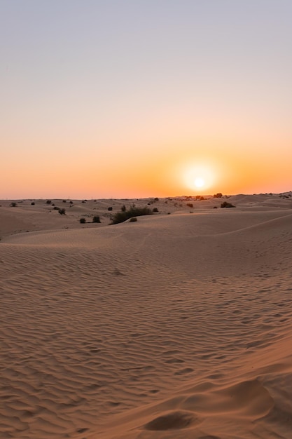 Wüstensonnenuntergang mit leeren Dünen in Dubai oder Abu Dhabi Vereinigte Arabische Emirate