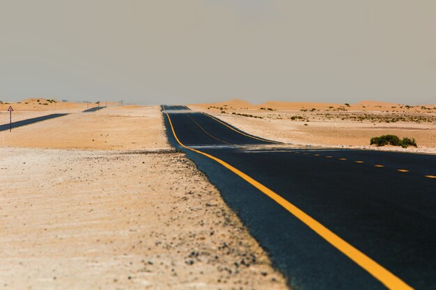 Wüstenstraßenasphalt mit Markierungen