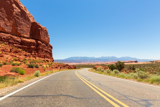 Wüstenstraßenlandschaft mit blauem Himmel auf der Oberfläche