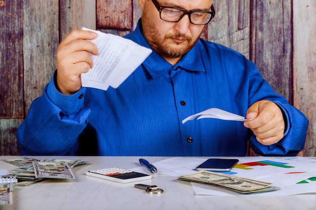 Foto wütend geschäftsmann hat stress und probleme mit schlechten berichten