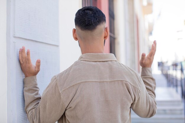 Wütend mit erhobenen Händen in der Luft, wütend, frustriert, gestresst und verärgert