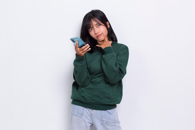 wütend und Schock junge asiatische schöne Frau mit Handy isoliert auf weißem Hintergrund