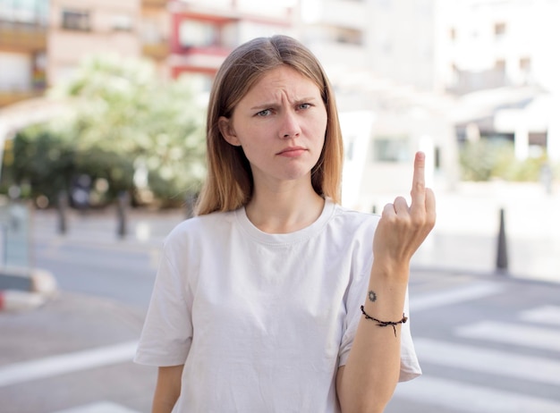 Wütend, verärgert, rebellisch und aggressiv, mit dem Mittelfinger schüttelnd, zurückkämpfend