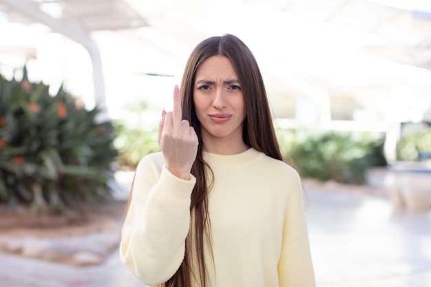 Wütend, verärgert, rebellisch und aggressiv, mit dem Mittelfinger schüttelnd, zurückkämpfend