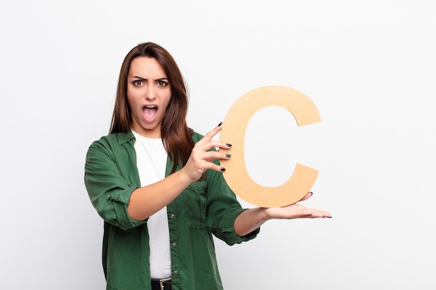 wütend, wütend, nicht einverstanden, den Buchstaben C des Alphabets haltend, um ein Wort oder einen Satz zu bilden.