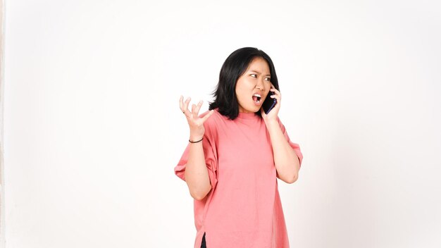 Wütende asiatische Frau spricht am Telefon, isoliert auf weißem Hintergrund.