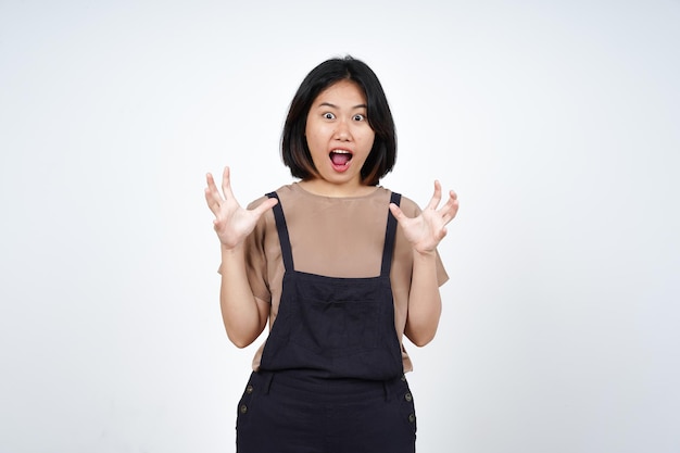 Wütende Geste der schönen asiatischen Frau isoliert auf weißem Hintergrund