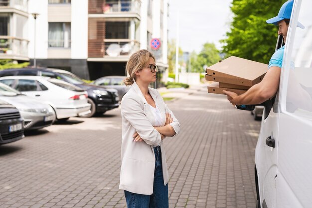 Foto wütende kundin, weil kurier falsche pizza bringt oder er muss