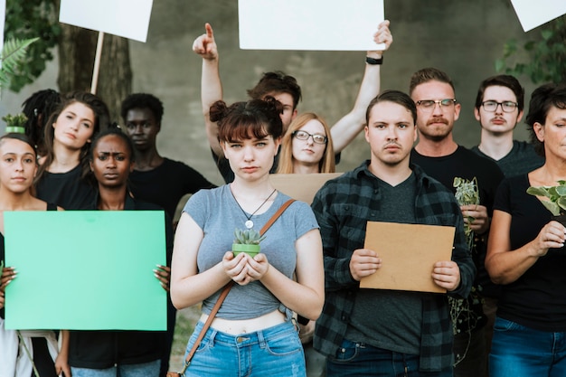 Wütende umweltschützer, die für die umwelt protestieren