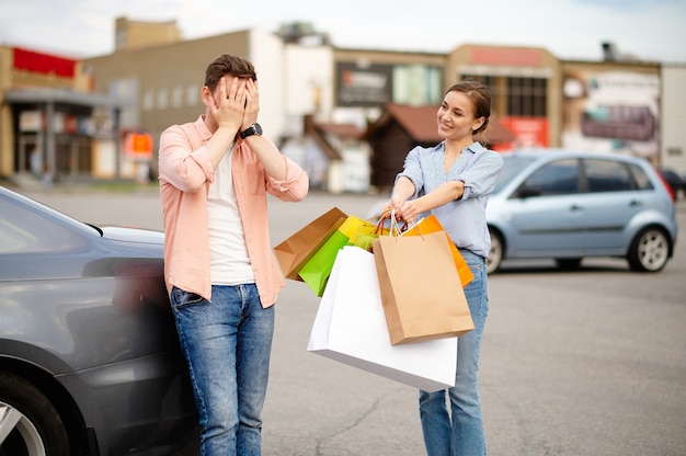 Wütender Ehemann will keine Taschen tragen, parken