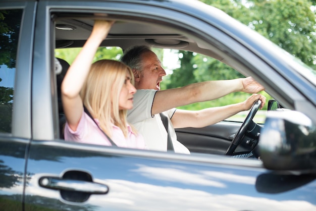 Wütender Fahrer, der in seinem Auto schreit