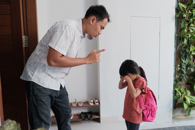 Wütender Vater konfrontiert sein Kind nach der Schule