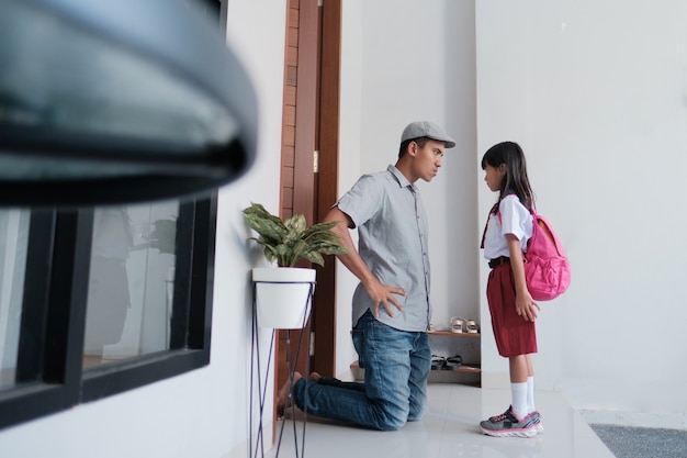 Wütender Vater konfrontiert sein Kind nach der Schule