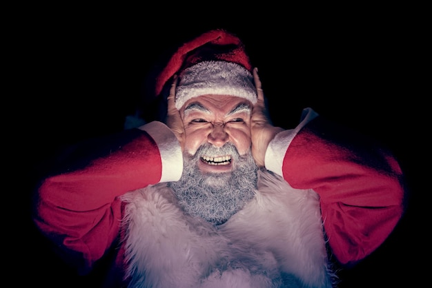 Foto wütender weihnachtsmann packte seinen kopf