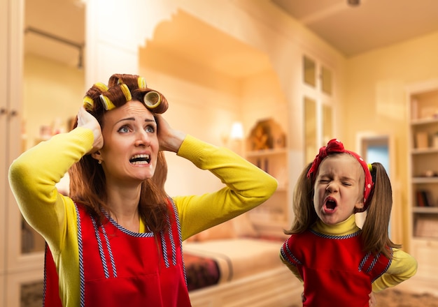 Wütendes kleines Mädchen, das zu Hause ihre Mutter anbrüllt