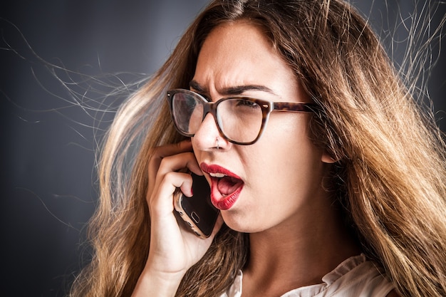 wütendes mädchen und heulen am telefon