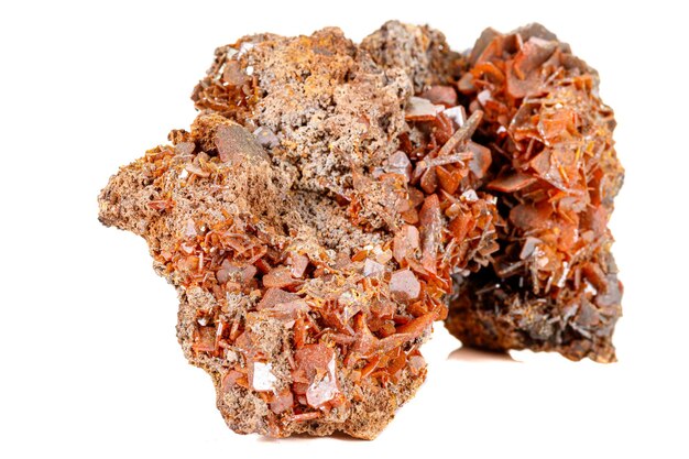 Wulfenite mineral de pedra macro em um fundo branco