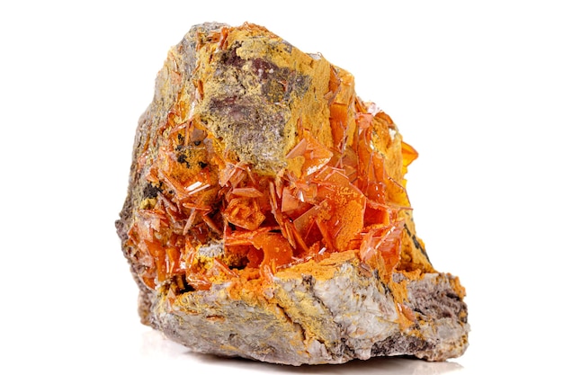 Wulfenite mineral de pedra macro em um fundo branco