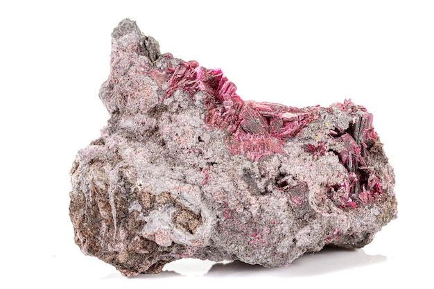 Wulfenite mineral de pedra macro em um fundo branco