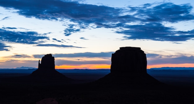 Wunderbare Farben bei Sonnenaufgang in dieser ikonischen Aussicht auf das Monument Valley, USA