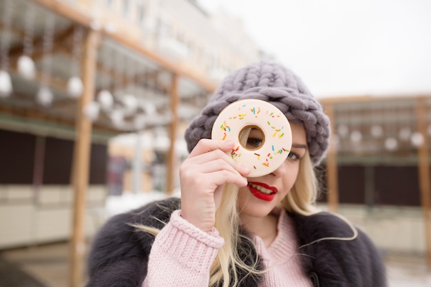 Wunderbare Frau mit schmackhaftem Lebkuchenplätzchen