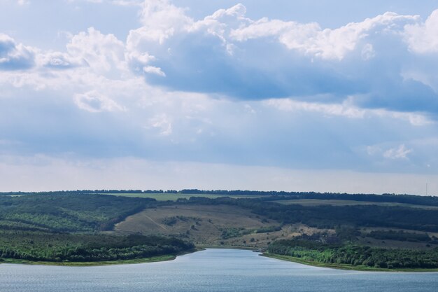 Wunderbare Landschaft einer Bucht und eines schönen Himmels mit großen blauen Wolken