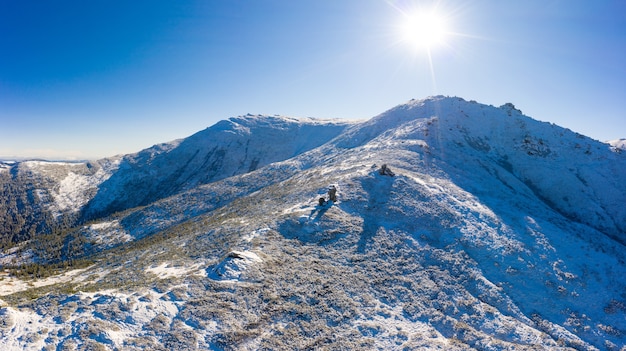 Wunderbare Landschaften der Karpaten, die mit dem ersten Schnee in der Ukraine bedeckt sind