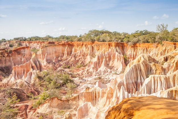 Wunderbare orangefarbene Farben bei Sonnenuntergang im Marafa Canyon - sagte auch The Hell's Kitchen. Malindi-Region, Kenia