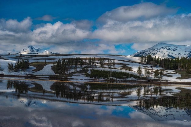 Foto wunderbarer blick auf einen schneebedeckten hügel, der sich in einem ruhigen see widerspiegelt