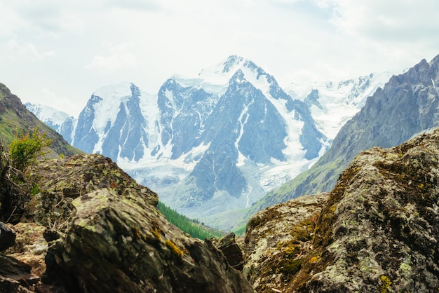 Wunderbarer Gletscher auf Felsenhintergrund.