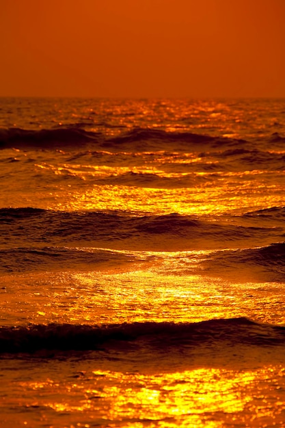 Wunderbarer Himmel spiegelte sich in den orangefarbenen Wellen wider