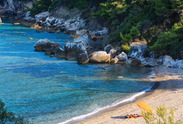 Wunderbarer Sandstrand am Ägäischen Meer auf Sithonia, Chalkidiki, Griechenland.