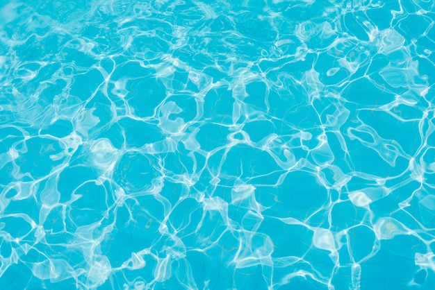 Wunderbares blaues und helles Kräuselungswasser und Oberfläche im Swimmingpool.