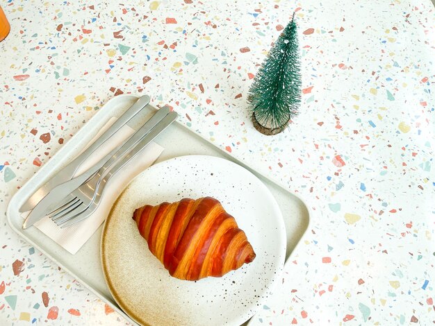 Wunderbares traditionelles italienisches Frühstück auf einem Marmortisch köstlicher Croissant auf dem Teller