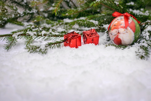 Wunderbares Winterbild mit Weihnachtsmann im Weihnachtsball und Geschenken in glänzenden roten Kästen mit Geschenken