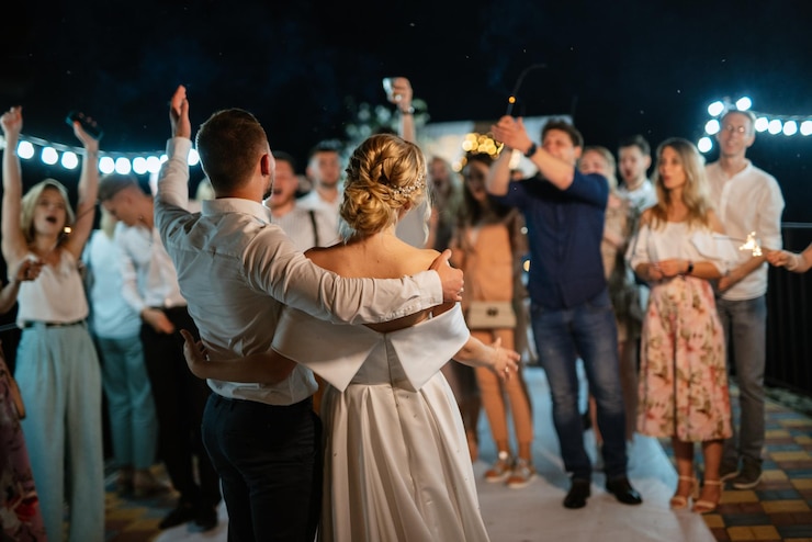 Foto wunderkerzen bei der hochzeit des brautpaares in den händen freudiger gäste